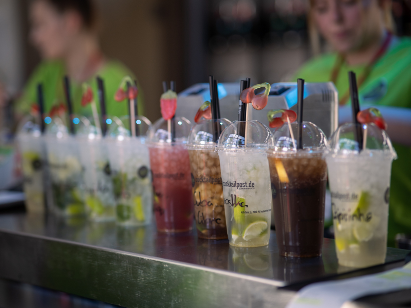 Frische Cocktails stehen auf der Theke.