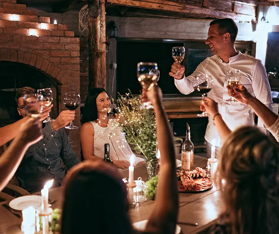 Ein Team einer Firmenfeier stößt auf Cocktailkurs an