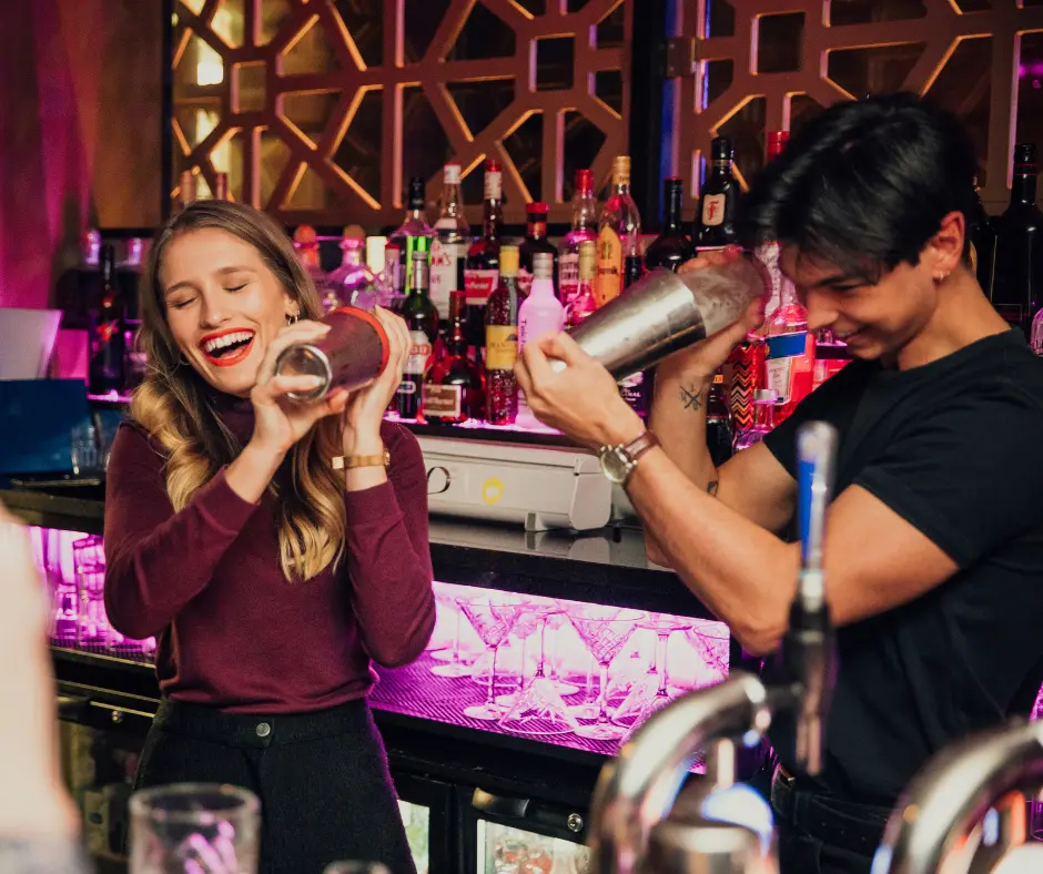 2 Leute mixen Cocktails auf deiner privaten Feier