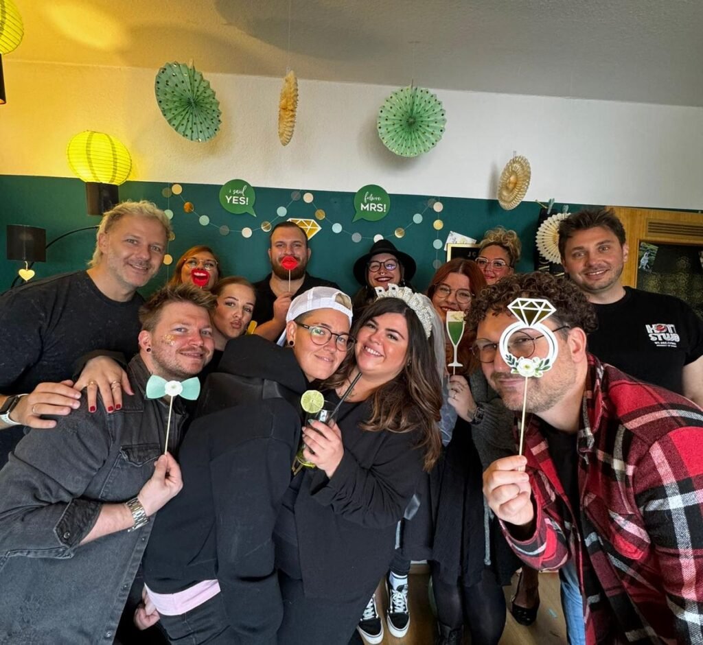 Eine Gruppe von Leuten beim Cocktailkurs